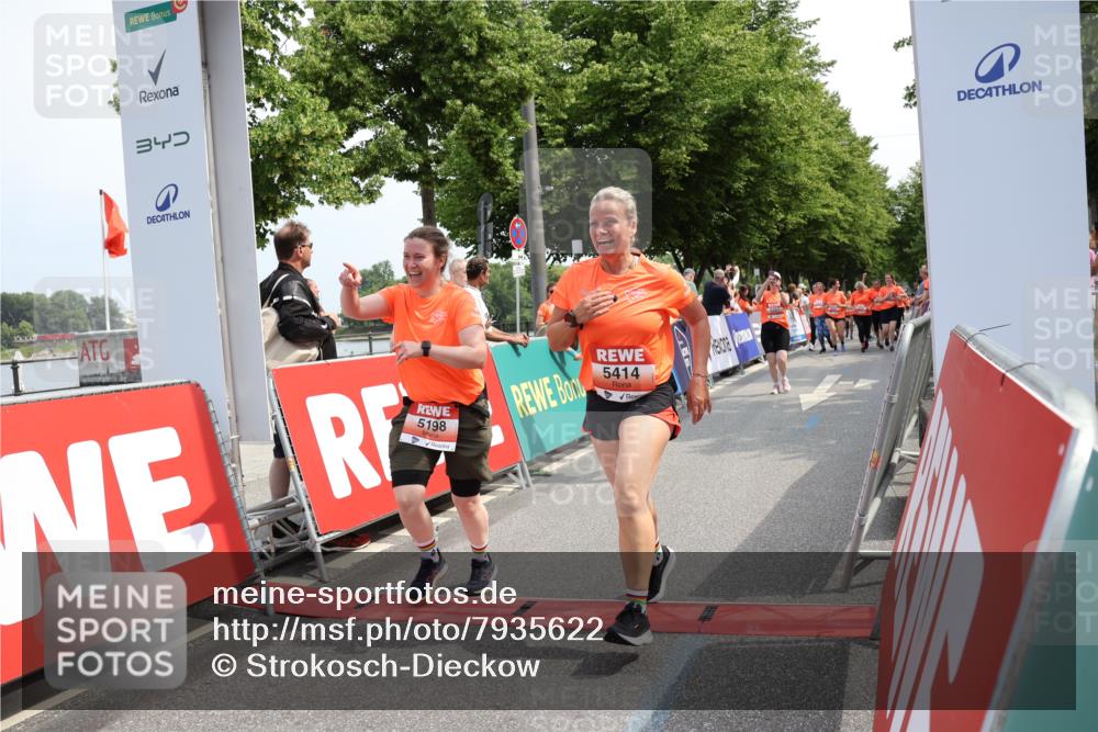 15.06.2025 - REWE Women's Run Strokosch-Dieckow http://msf.ph/oto/7935622 15.06.2025 11:08:52 Ziel 5056, 5198, 5203, 5255, 5267, 5414, 5570 meine-sportfotos.de