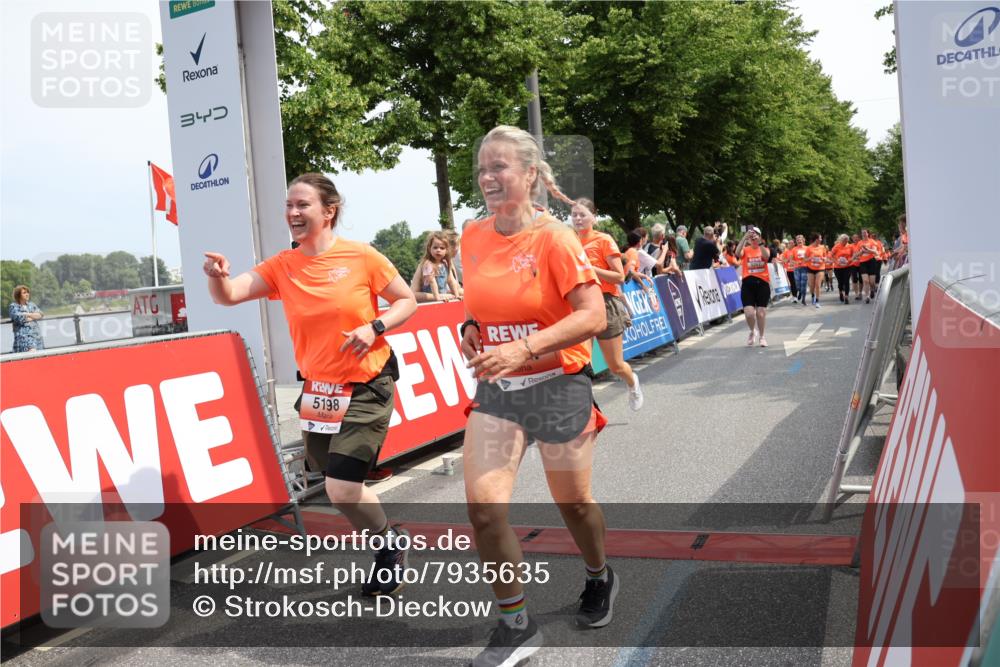 15.06.2025 - REWE Women's Run Strokosch-Dieckow http://msf.ph/oto/7935635 15.06.2025 11:08:52 Ziel 5056, 5198, 5203, 5255, 5267, 5414, 5570 meine-sportfotos.de