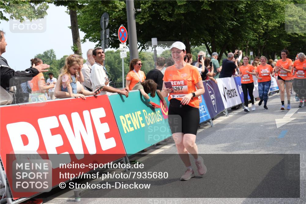 15.06.2025 - REWE Women's Run Strokosch-Dieckow http://msf.ph/oto/7935680 15.06.2025 11:08:55 Ziel 5055, 5056, 5198, 5203, 5267, 5379, 5380, 5390, 5391, 5414, 5570, 5658 meine-sportfotos.de