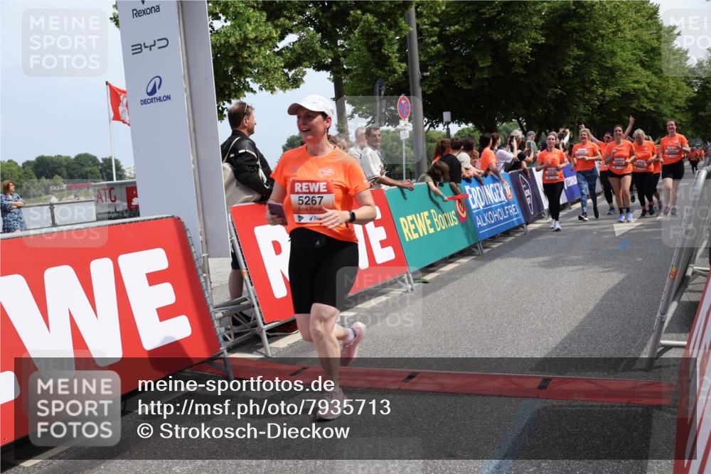 15.06.2025 - REWE Women's Run Strokosch-Dieckow http://msf.ph/oto/7935713 15.06.2025 11:08:56 Ziel 5055, 5056, 5198, 5203, 5267, 5379, 5380, 5390, 5391, 5396, 5414, 5521, 5570, 5658 meine-sportfotos.de