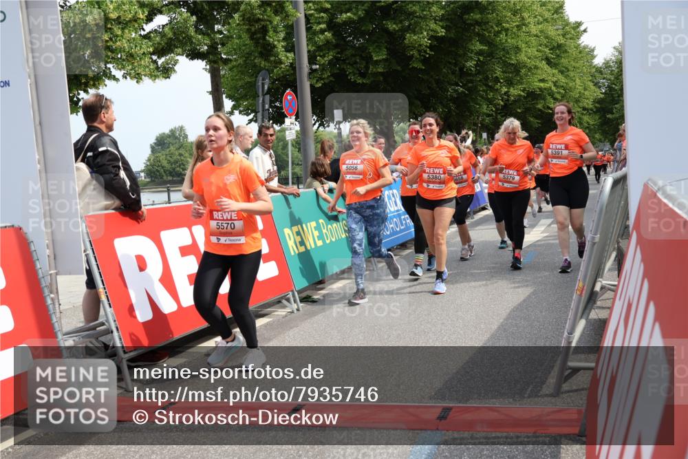 15.06.2025 - REWE Women's Run Strokosch-Dieckow http://msf.ph/oto/7935746 15.06.2025 11:08:58 Ziel 5039, 5040, 5041, 5048, 5055, 5056, 5198, 5203, 5267, 5379, 5380, 5390, 5391, 5396, 5414, 5470, 5521, 5570, 5658 meine-sportfotos.de