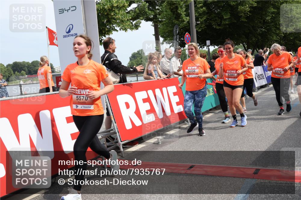 15.06.2025 - REWE Women's Run Strokosch-Dieckow http://msf.ph/oto/7935767 15.06.2025 11:08:58 Ziel 5039, 5040, 5041, 5048, 5055, 5056, 5198, 5203, 5267, 5379, 5380, 5390, 5391, 5396, 5414, 5470, 5521, 5570, 5658 meine-sportfotos.de