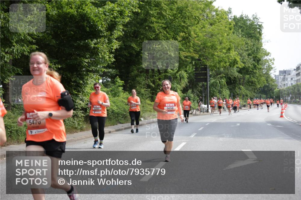 15.06.2025 - REWE Women's Run Jannik Wohlers http://msf.ph/oto/7935779 15.06.2025 10:13:01 Laufen 5473, 5615, 5390, 5658 meine-sportfotos.de