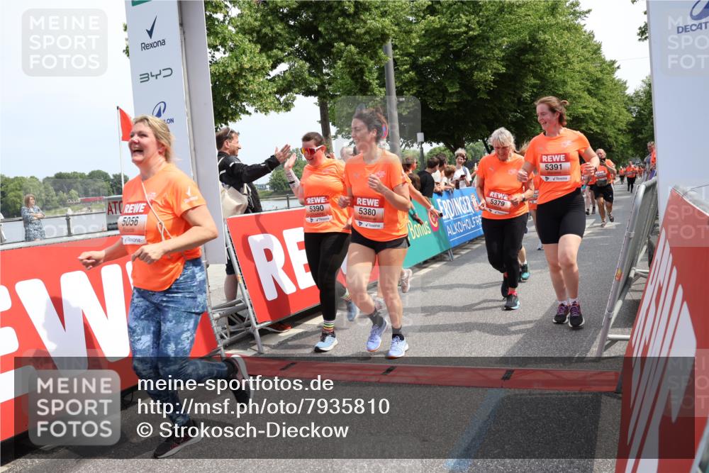 15.06.2025 - REWE Women's Run Strokosch-Dieckow http://msf.ph/oto/7935810 15.06.2025 11:09:00 Ziel 5039, 5040, 5041, 5048, 5055, 5056, 5267, 5379, 5380, 5390, 5391, 5396, 5470, 5521, 5570, 5658 meine-sportfotos.de