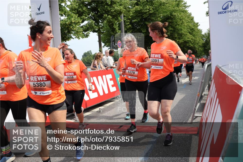 15.06.2025 - REWE Women's Run Strokosch-Dieckow http://msf.ph/oto/7935851 15.06.2025 11:09:01 Ziel 5039, 5040, 5041, 5048, 5055, 5056, 5267, 5379, 5380, 5390, 5391, 5396, 5470, 5521, 5570, 5658 meine-sportfotos.de