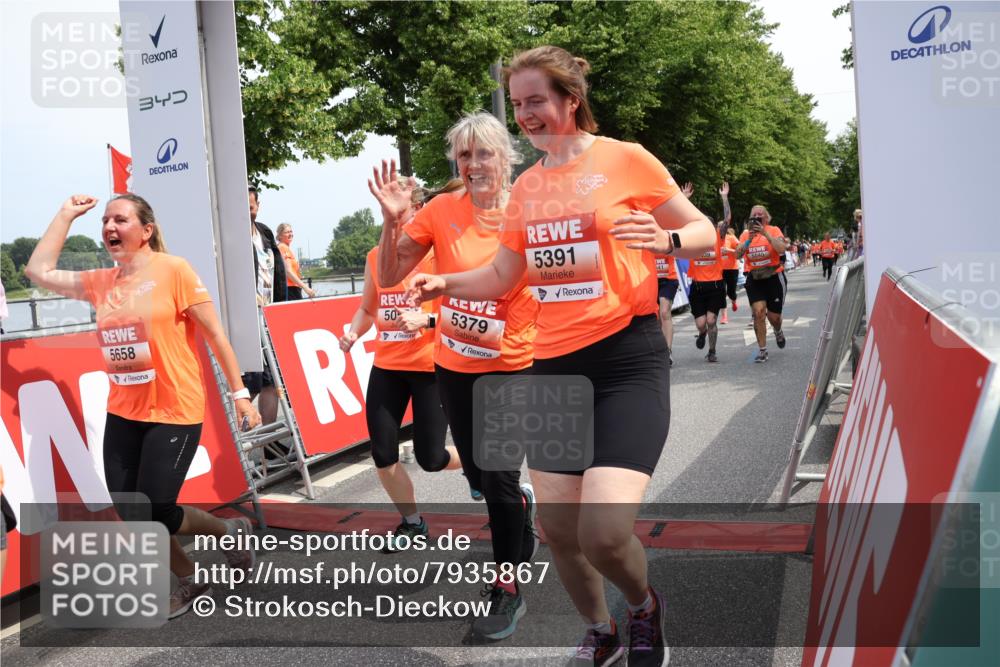15.06.2025 - REWE Women's Run Strokosch-Dieckow http://msf.ph/oto/7935867 15.06.2025 11:09:01 Ziel 5039, 5040, 5041, 5048, 5055, 5056, 5267, 5379, 5380, 5390, 5391, 5396, 5470, 5521, 5570, 5658 meine-sportfotos.de