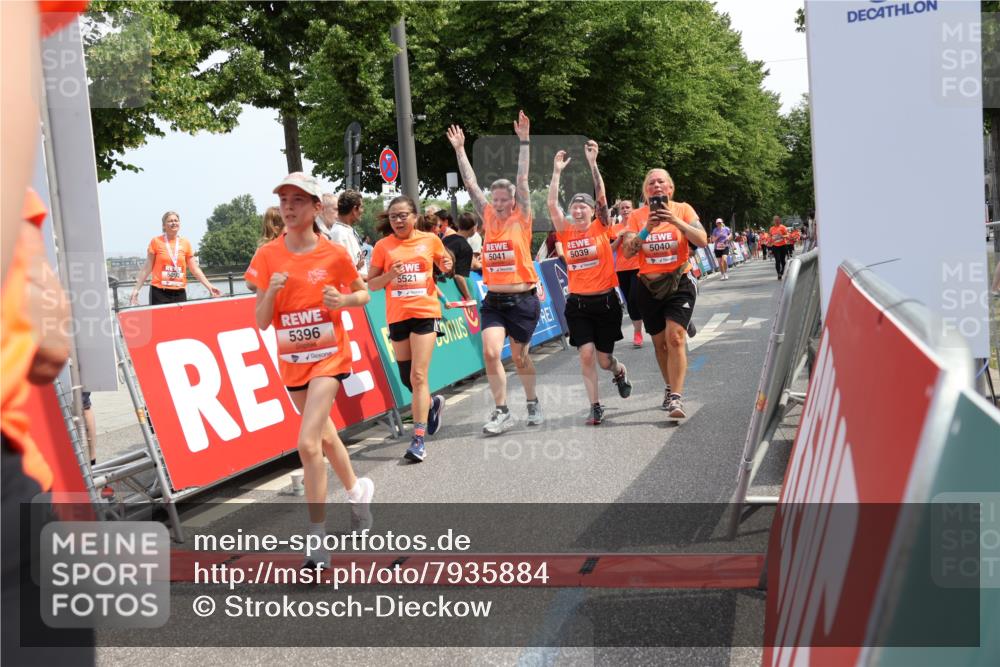 15.06.2025 - REWE Women's Run Strokosch-Dieckow http://msf.ph/oto/7935884 15.06.2025 11:09:02 Ziel 5039, 5040, 5041, 5048, 5055, 5056, 5267, 5379, 5380, 5390, 5391, 5396, 5470, 5521, 5570, 5658 meine-sportfotos.de