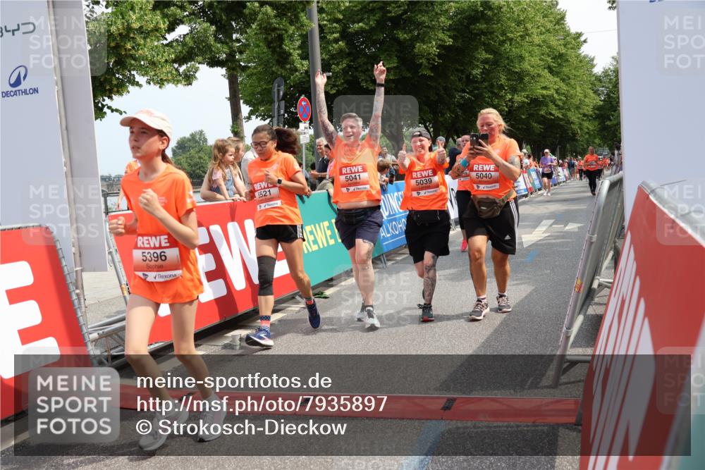 15.06.2025 - REWE Women's Run Strokosch-Dieckow http://msf.ph/oto/7935897 15.06.2025 11:09:02 Ziel 5039, 5040, 5041, 5048, 5055, 5056, 5267, 5379, 5380, 5390, 5391, 5396, 5470, 5521, 5570, 5658 meine-sportfotos.de