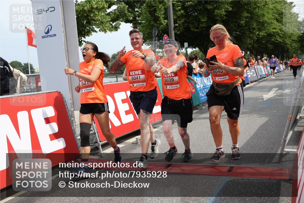 15.06.2025 - REWE Women's Run Strokosch-Dieckow http://msf.ph/oto/7935928 15.06.2025 11:09:03 Ziel 5039, 5040, 5041, 5048, 5055, 5056, 5379, 5380, 5390, 5391, 5396, 5470, 5521, 5570, 5658 meine-sportfotos.de