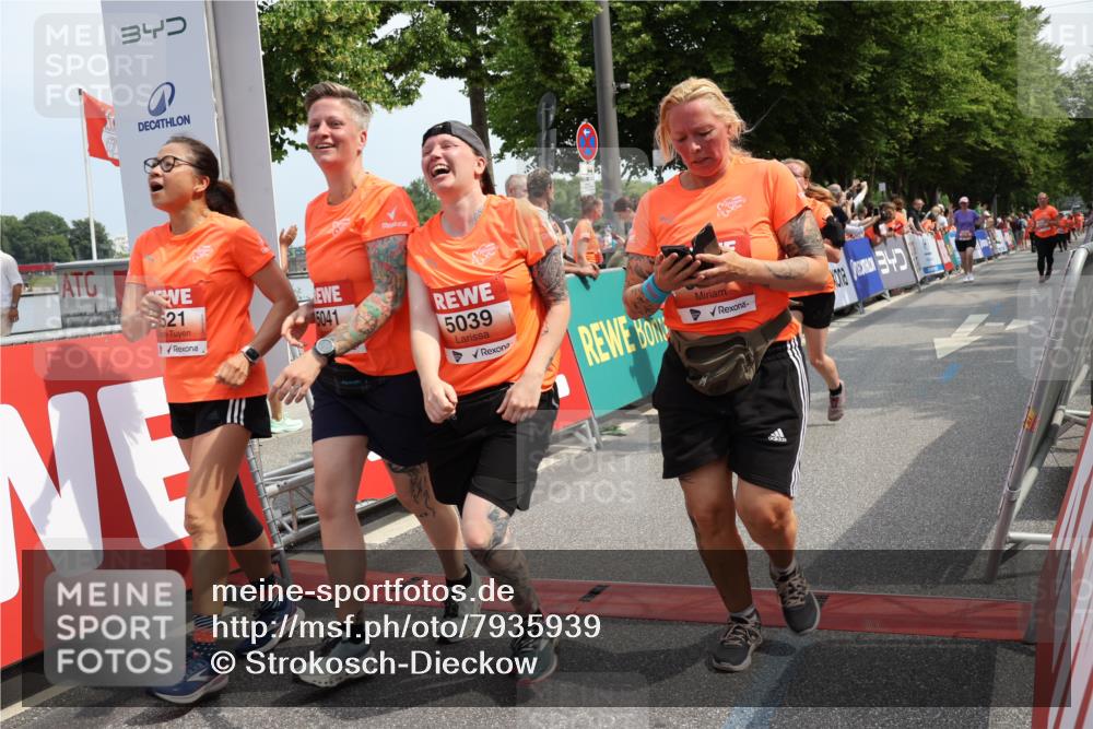 15.06.2025 - REWE Women's Run Strokosch-Dieckow http://msf.ph/oto/7935939 15.06.2025 11:09:03 Ziel 5039, 5040, 5041, 5048, 5055, 5056, 5379, 5380, 5390, 5391, 5396, 5470, 5521, 5570, 5658 meine-sportfotos.de