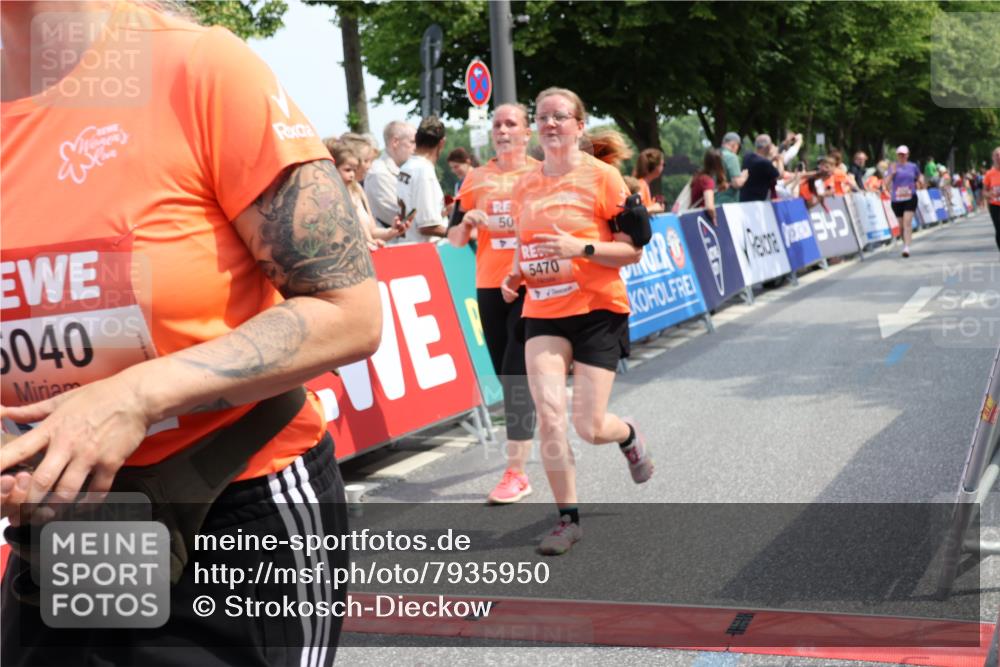 15.06.2025 - REWE Women's Run Strokosch-Dieckow http://msf.ph/oto/7935950 15.06.2025 11:09:04 Ziel 5039, 5040, 5041, 5047, 5048, 5055, 5056, 5379, 5380, 5390, 5391, 5396, 5470, 5521, 5570, 5658 meine-sportfotos.de