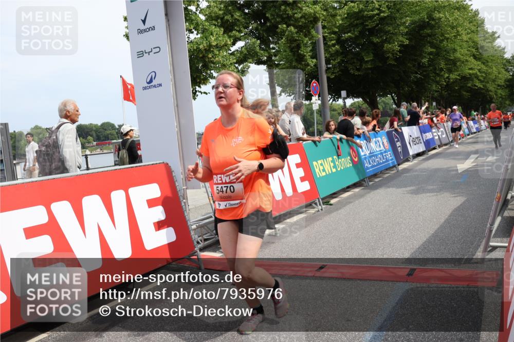 15.06.2025 - REWE Women's Run Strokosch-Dieckow http://msf.ph/oto/7935976 15.06.2025 11:09:05 Ziel 5039, 5040, 5041, 5047, 5048, 5055, 5056, 5178, 5379, 5380, 5390, 5391, 5396, 5470, 5521, 5570, 5658 meine-sportfotos.de