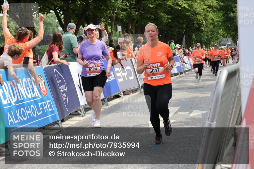 15.06.2025 - REWE Women's Run Strokosch-Dieckow http://msf.ph/oto/7935994 15.06.2025 11:09:08 Ziel 5039, 5040, 5041, 5047, 5048, 5055, 5178, 5396, 5470, 5521, 5577 meine-sportfotos.de