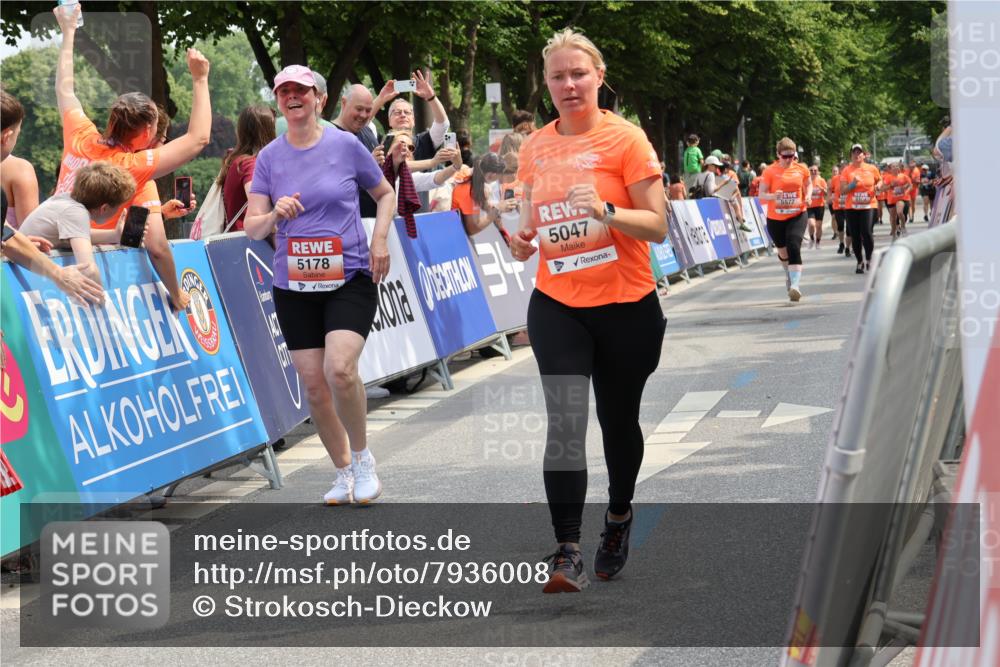 15.06.2025 - REWE Women's Run Strokosch-Dieckow http://msf.ph/oto/7936008 15.06.2025 11:09:08 Ziel 5039, 5040, 5041, 5047, 5048, 5055, 5178, 5396, 5470, 5521, 5577 meine-sportfotos.de