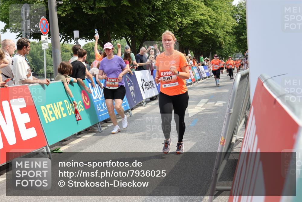 15.06.2025 - REWE Women's Run Strokosch-Dieckow http://msf.ph/oto/7936025 15.06.2025 11:09:09 Ziel 5039, 5040, 5041, 5047, 5048, 5178, 5396, 5470, 5521, 5577 meine-sportfotos.de