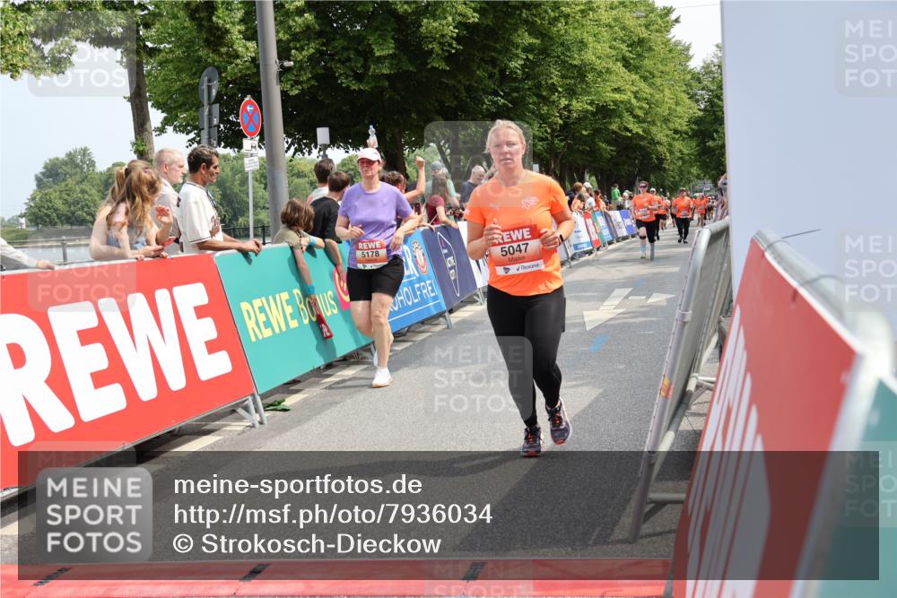 15.06.2025 - REWE Women's Run Strokosch-Dieckow http://msf.ph/oto/7936034 15.06.2025 11:09:09 Ziel 5039, 5040, 5041, 5047, 5048, 5178, 5396, 5470, 5521, 5577 meine-sportfotos.de