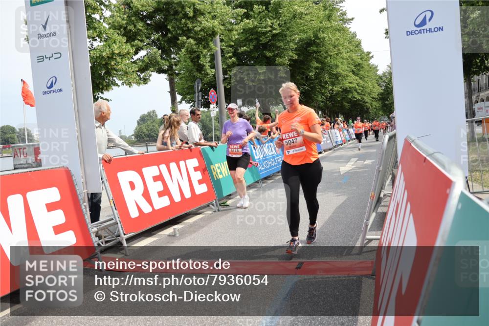 15.06.2025 - REWE Women's Run Strokosch-Dieckow http://msf.ph/oto/7936054 15.06.2025 11:09:10 Ziel 5039, 5040, 5041, 5047, 5048, 5178, 5470, 5577 meine-sportfotos.de