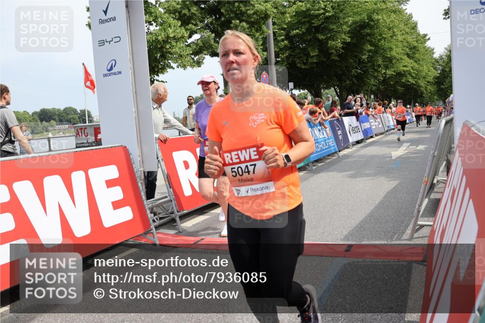 15.06.2025 - REWE Women's Run Strokosch-Dieckow http://msf.ph/oto/7936085 15.06.2025 11:09:11 Ziel 5047, 5048, 5178, 5470, 5577 meine-sportfotos.de
