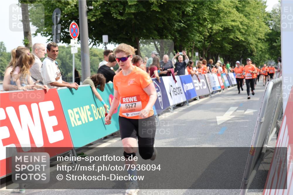 15.06.2025 - REWE Women's Run Strokosch-Dieckow http://msf.ph/oto/7936094 15.06.2025 11:09:14 Ziel 5047, 5104, 5178, 5577 meine-sportfotos.de