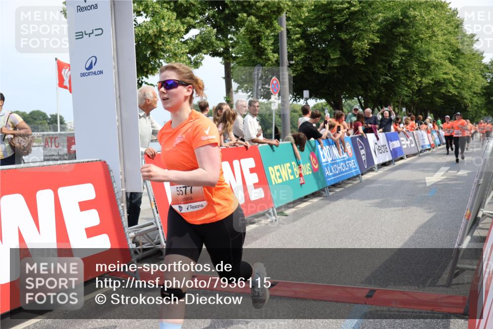 15.06.2025 - REWE Women's Run Strokosch-Dieckow http://msf.ph/oto/7936115 15.06.2025 11:09:15 Ziel 5047, 5095, 5104, 5139, 5178, 5253, 5577 meine-sportfotos.de