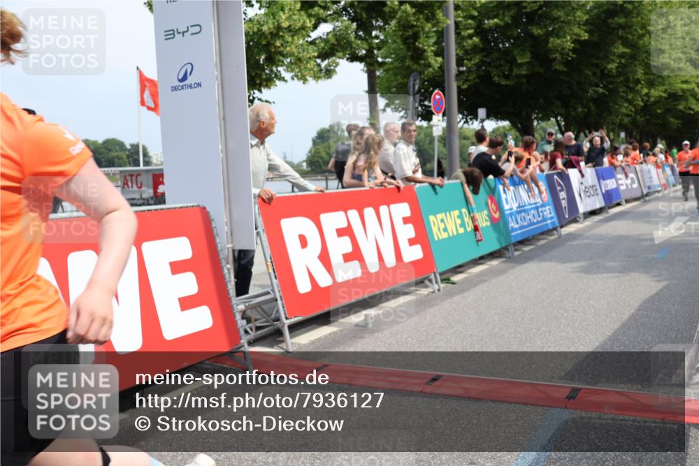 15.06.2025 - REWE Women's Run Strokosch-Dieckow http://msf.ph/oto/7936127 15.06.2025 11:09:15 Ziel 5047, 5095, 5104, 5139, 5178, 5253, 5577 meine-sportfotos.de