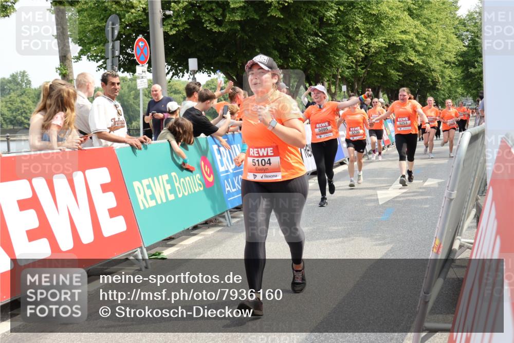 15.06.2025 - REWE Women's Run Strokosch-Dieckow http://msf.ph/oto/7936160 15.06.2025 11:09:19 Ziel 5095, 5104, 5139, 5215, 5253, 5273, 5274, 5552, 5577 meine-sportfotos.de