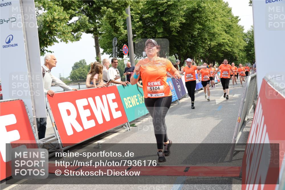 15.06.2025 - REWE Women's Run Strokosch-Dieckow http://msf.ph/oto/7936176 15.06.2025 11:09:19 Ziel 5095, 5104, 5139, 5215, 5253, 5273, 5274, 5552, 5577 meine-sportfotos.de