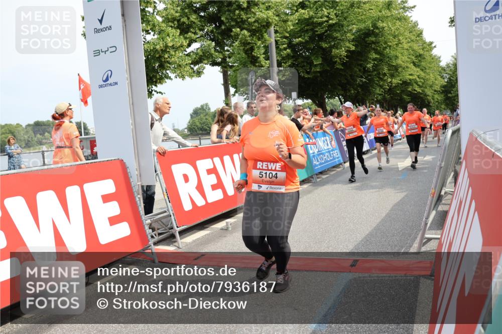 15.06.2025 - REWE Women's Run Strokosch-Dieckow http://msf.ph/oto/7936187 15.06.2025 11:09:19 Ziel 5095, 5104, 5139, 5215, 5253, 5273, 5274, 5552, 5577 meine-sportfotos.de