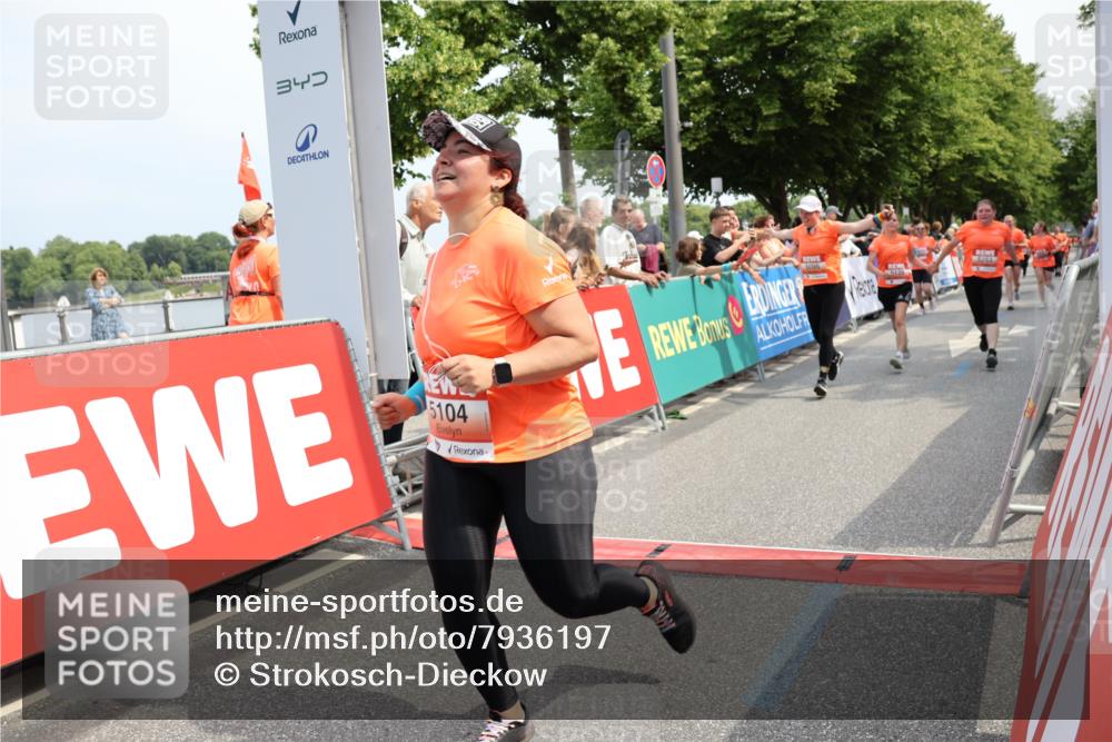 15.06.2025 - REWE Women's Run Strokosch-Dieckow http://msf.ph/oto/7936197 15.06.2025 11:09:20 Ziel 5095, 5104, 5139, 5215, 5253, 5273, 5274, 5552, 5577 meine-sportfotos.de
