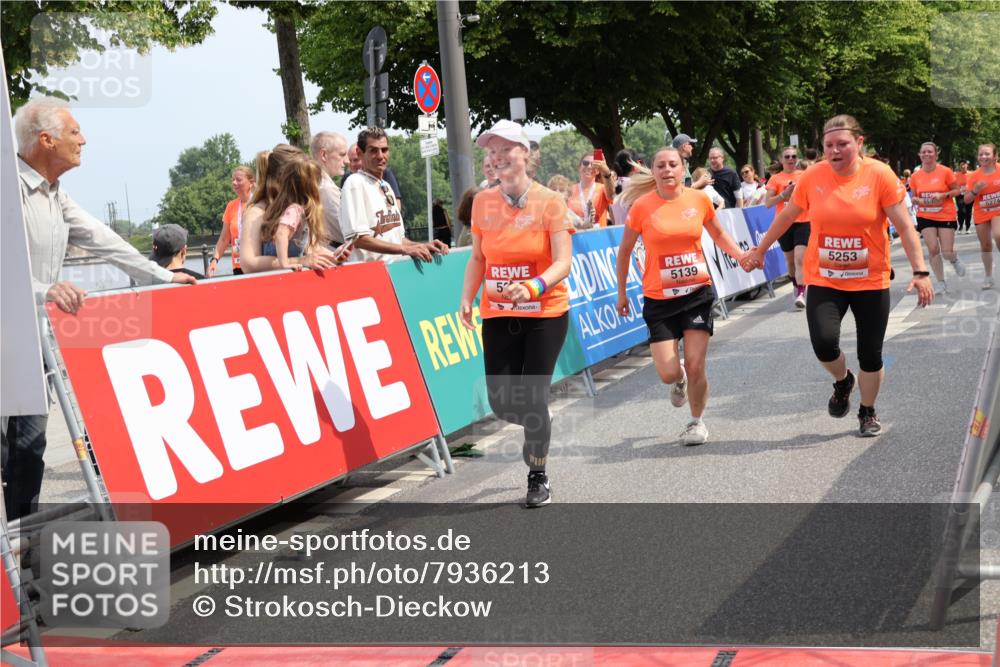 15.06.2025 - REWE Women's Run Strokosch-Dieckow http://msf.ph/oto/7936213 15.06.2025 11:09:21 Ziel 5095, 5104, 5139, 5215, 5253, 5273, 5274, 5552, 5577 meine-sportfotos.de
