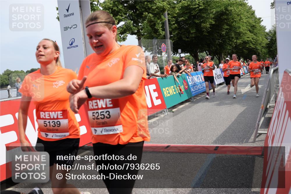 15.06.2025 - REWE Women's Run Strokosch-Dieckow http://msf.ph/oto/7936265 15.06.2025 11:09:22 Ziel 5095, 5104, 5139, 5215, 5253, 5273, 5274, 5552 meine-sportfotos.de