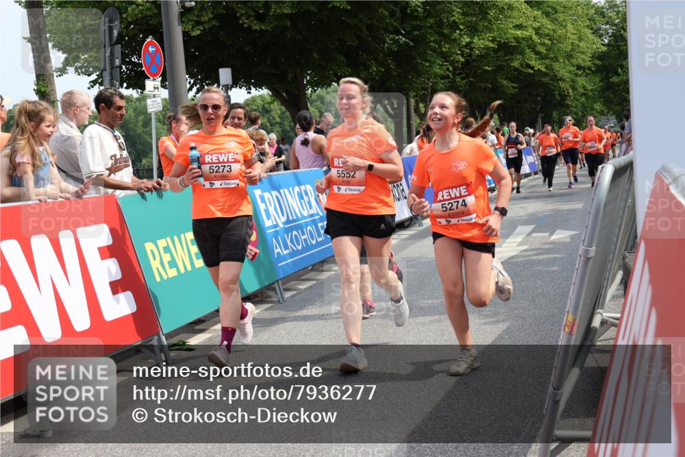 15.06.2025 - REWE Women's Run Strokosch-Dieckow http://msf.ph/oto/7936277 15.06.2025 11:09:23 Ziel 5095, 5104, 5139, 5215, 5253, 5273, 5274, 5552 meine-sportfotos.de