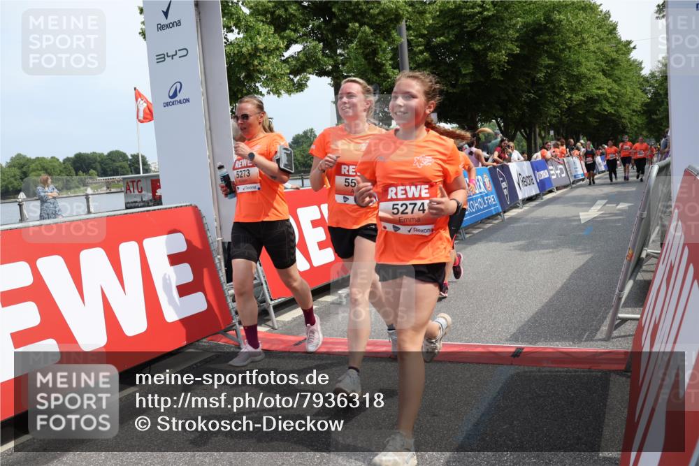 15.06.2025 - REWE Women's Run Strokosch-Dieckow http://msf.ph/oto/7936318 15.06.2025 11:09:24 Ziel 5095, 5104, 5139, 5215, 5253, 5273, 5274, 5552 meine-sportfotos.de
