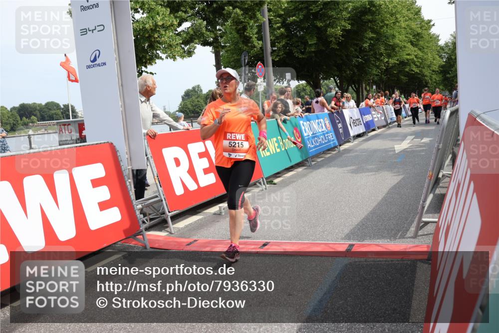 15.06.2025 - REWE Women's Run Strokosch-Dieckow http://msf.ph/oto/7936330 15.06.2025 11:09:25 Ziel 5095, 5104, 5139, 5215, 5253, 5256, 5273, 5274, 5552 meine-sportfotos.de