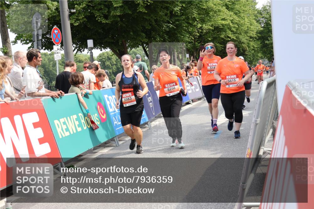 15.06.2025 - REWE Women's Run Strokosch-Dieckow http://msf.ph/oto/7936359 15.06.2025 11:09:30 Ziel 5145, 5215, 5256, 5273, 5274, 5384, 5552, 5583, 5615 meine-sportfotos.de