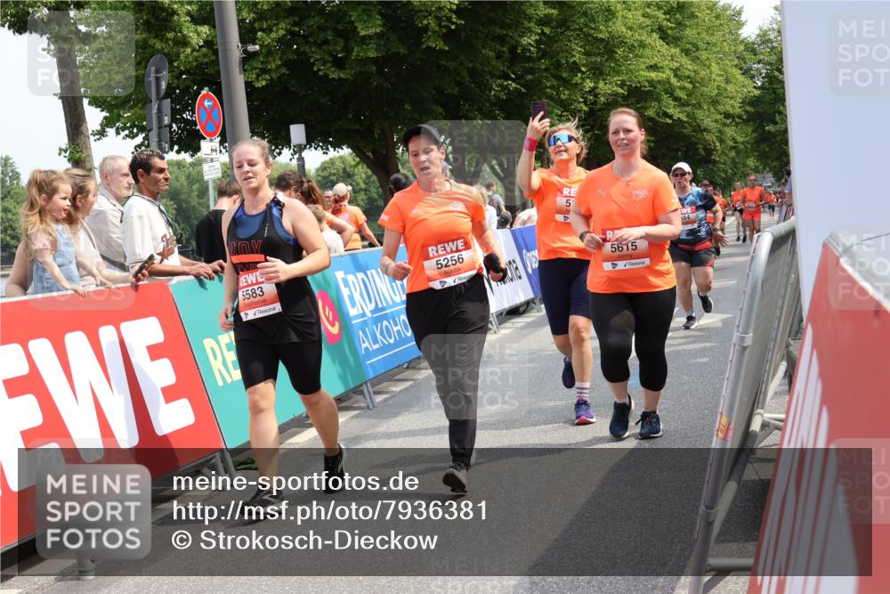 15.06.2025 - REWE Women's Run Strokosch-Dieckow http://msf.ph/oto/7936381 15.06.2025 11:09:31 Ziel 5145, 5215, 5256, 5273, 5384, 5552, 5583, 5615 meine-sportfotos.de