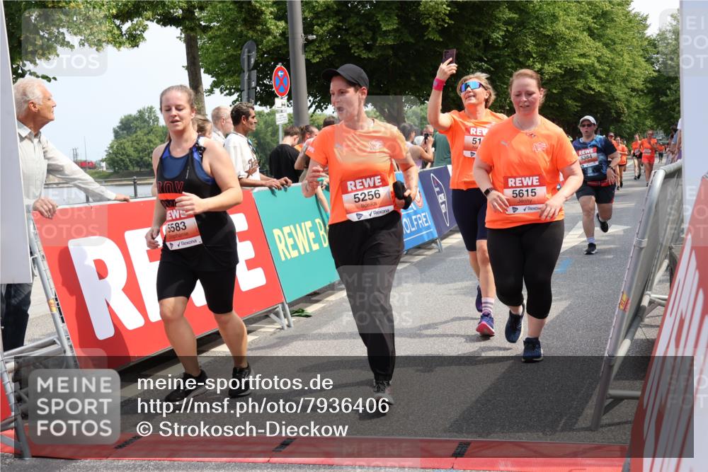15.06.2025 - REWE Women's Run Strokosch-Dieckow http://msf.ph/oto/7936406 15.06.2025 11:09:32 Ziel 5145, 5215, 5256, 5384, 5583, 5615 meine-sportfotos.de