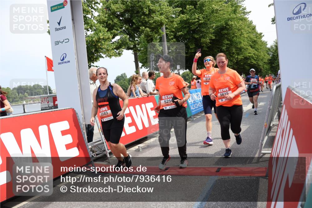 15.06.2025 - REWE Women's Run Strokosch-Dieckow http://msf.ph/oto/7936416 15.06.2025 11:09:32 Ziel 5145, 5215, 5256, 5384, 5583, 5615 meine-sportfotos.de