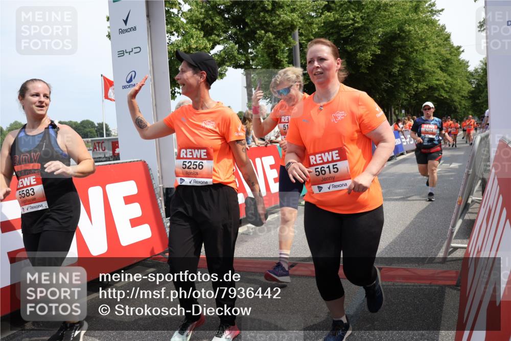 15.06.2025 - REWE Women's Run Strokosch-Dieckow http://msf.ph/oto/7936442 15.06.2025 11:09:33 Ziel 5145, 5256, 5384, 5583, 5615 meine-sportfotos.de