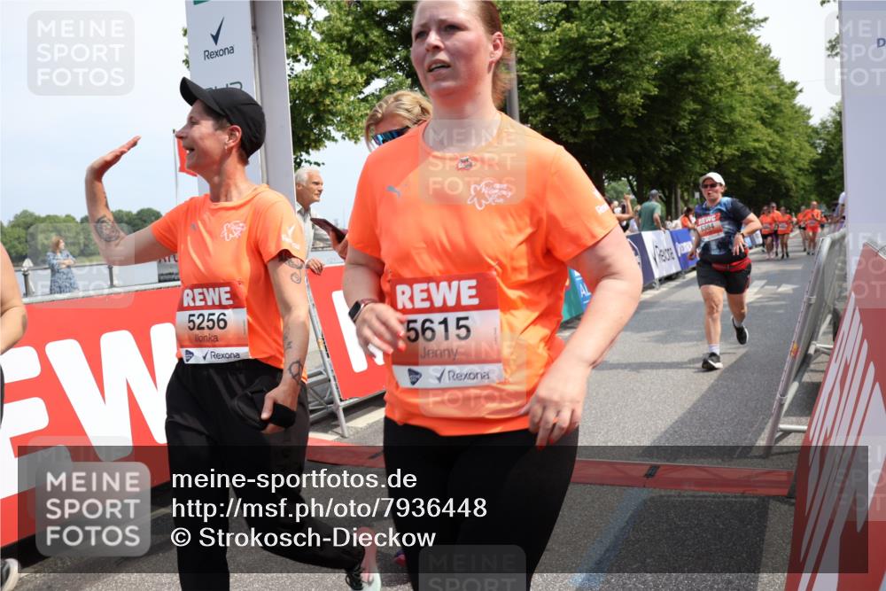 15.06.2025 - REWE Women's Run Strokosch-Dieckow http://msf.ph/oto/7936448 15.06.2025 11:09:33 Ziel 5145, 5256, 5384, 5583, 5615 meine-sportfotos.de
