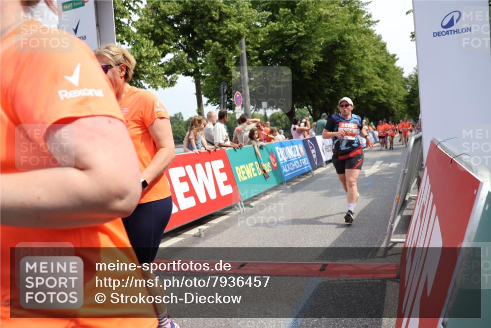 15.06.2025 - REWE Women's Run Strokosch-Dieckow http://msf.ph/oto/7936457 15.06.2025 11:09:34 Ziel 5145, 5256, 5384, 5583, 5615 meine-sportfotos.de
