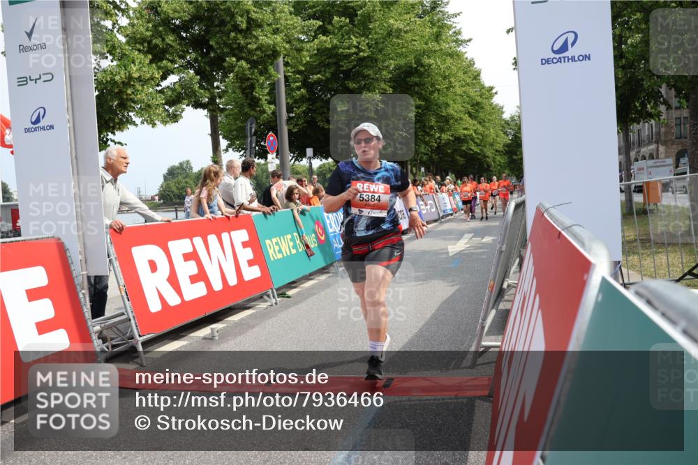 15.06.2025 - REWE Women's Run Strokosch-Dieckow http://msf.ph/oto/7936466 15.06.2025 11:09:34 Ziel 5145, 5256, 5384, 5583, 5615 meine-sportfotos.de