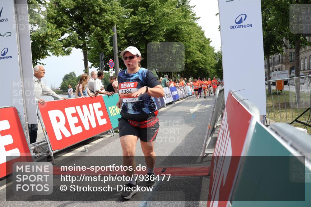 15.06.2025 - REWE Women's Run Strokosch-Dieckow http://msf.ph/oto/7936477 15.06.2025 11:09:35 Ziel 5094, 5145, 5193, 5256, 5384, 5493, 5494, 5583, 5605, 5615 meine-sportfotos.de