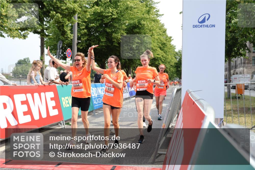 15.06.2025 - REWE Women's Run Strokosch-Dieckow http://msf.ph/oto/7936487 15.06.2025 11:09:41 Ziel 5010, 5094, 5141, 5173, 5193, 5211, 5384, 5493, 5494, 5605 meine-sportfotos.de