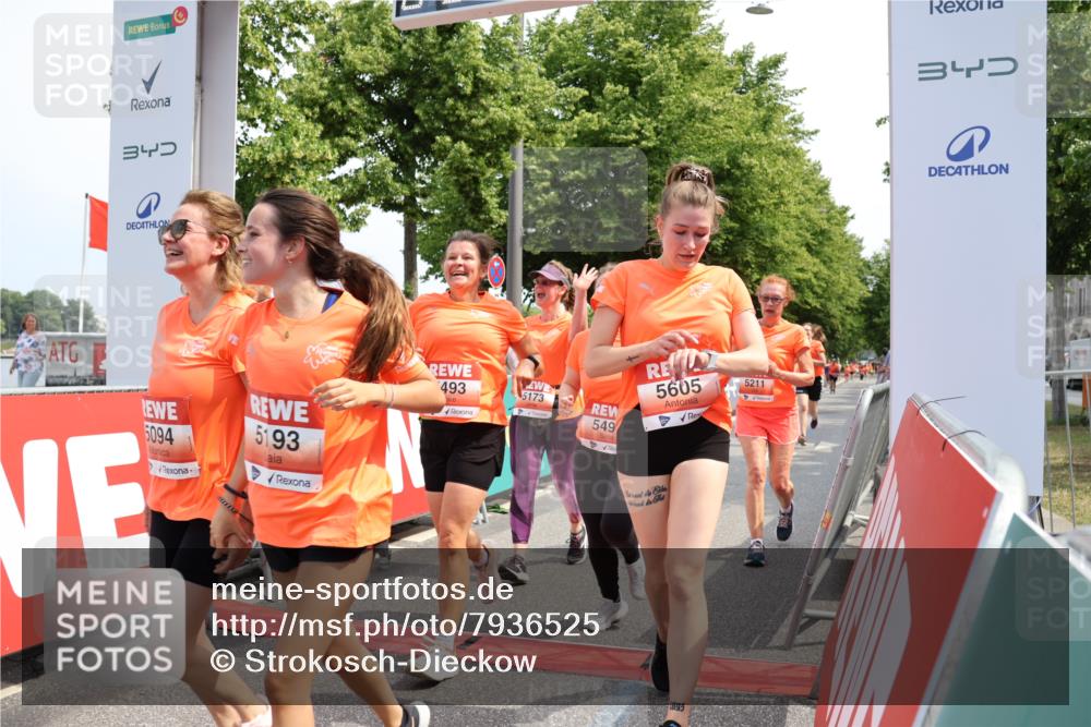 15.06.2025 - REWE Women's Run Strokosch-Dieckow http://msf.ph/oto/7936525 15.06.2025 11:09:42 Ziel 5010, 5094, 5141, 5173, 5193, 5211, 5493, 5494, 5605 meine-sportfotos.de