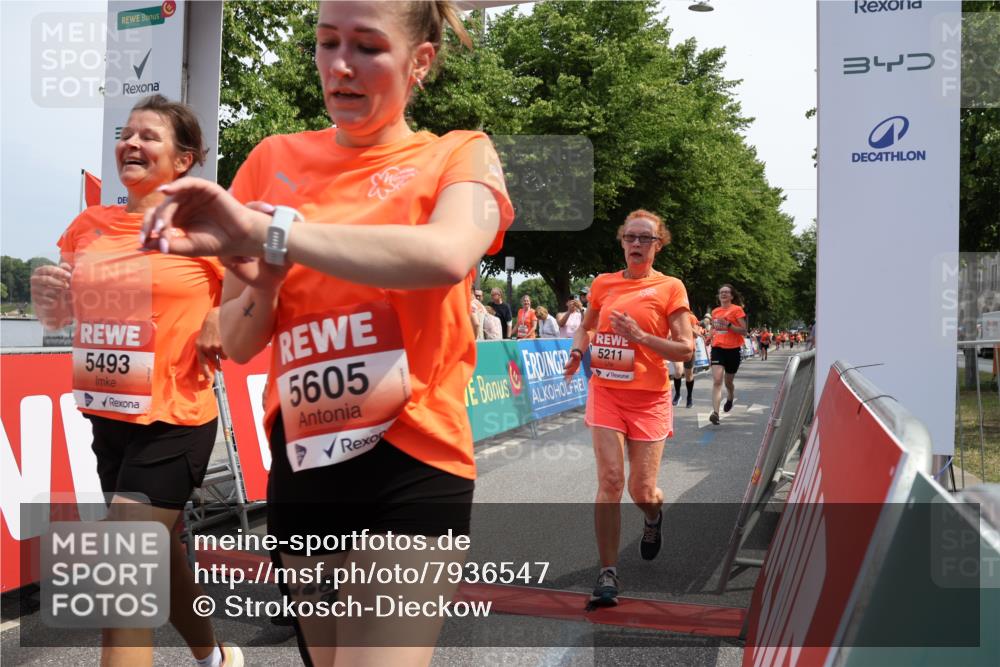 15.06.2025 - REWE Women's Run Strokosch-Dieckow http://msf.ph/oto/7936547 15.06.2025 11:09:43 Ziel 5010, 5094, 5141, 5173, 5193, 5211, 5493, 5494, 5605 meine-sportfotos.de