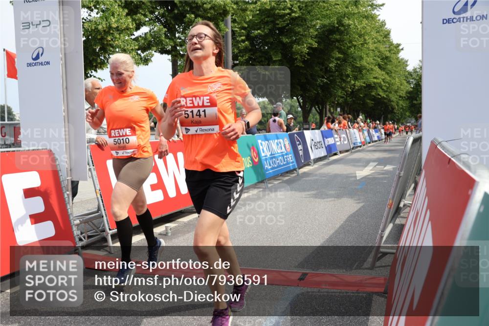 15.06.2025 - REWE Women's Run Strokosch-Dieckow http://msf.ph/oto/7936591 15.06.2025 11:09:45 Ziel 5010, 5094, 5141, 5173, 5193, 5211, 5493, 5494, 5605 meine-sportfotos.de