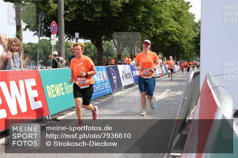 15.06.2025 - REWE Women's Run Strokosch-Dieckow http://msf.ph/oto/7936610 15.06.2025 11:09:55 Ziel 5147, 5241, 5315 meine-sportfotos.de