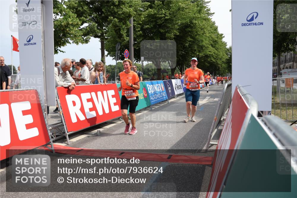 15.06.2025 - REWE Women's Run Strokosch-Dieckow http://msf.ph/oto/7936624 15.06.2025 11:09:56 Ziel 5147, 5241, 5315 meine-sportfotos.de