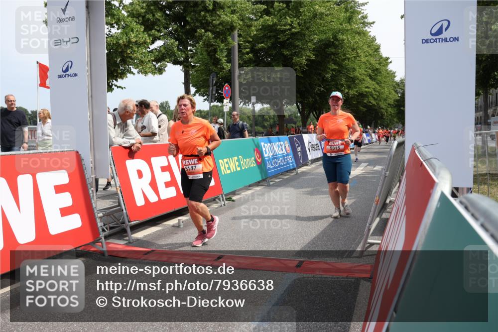 15.06.2025 - REWE Women's Run Strokosch-Dieckow http://msf.ph/oto/7936638 15.06.2025 11:09:56 Ziel 5147, 5241, 5315 meine-sportfotos.de